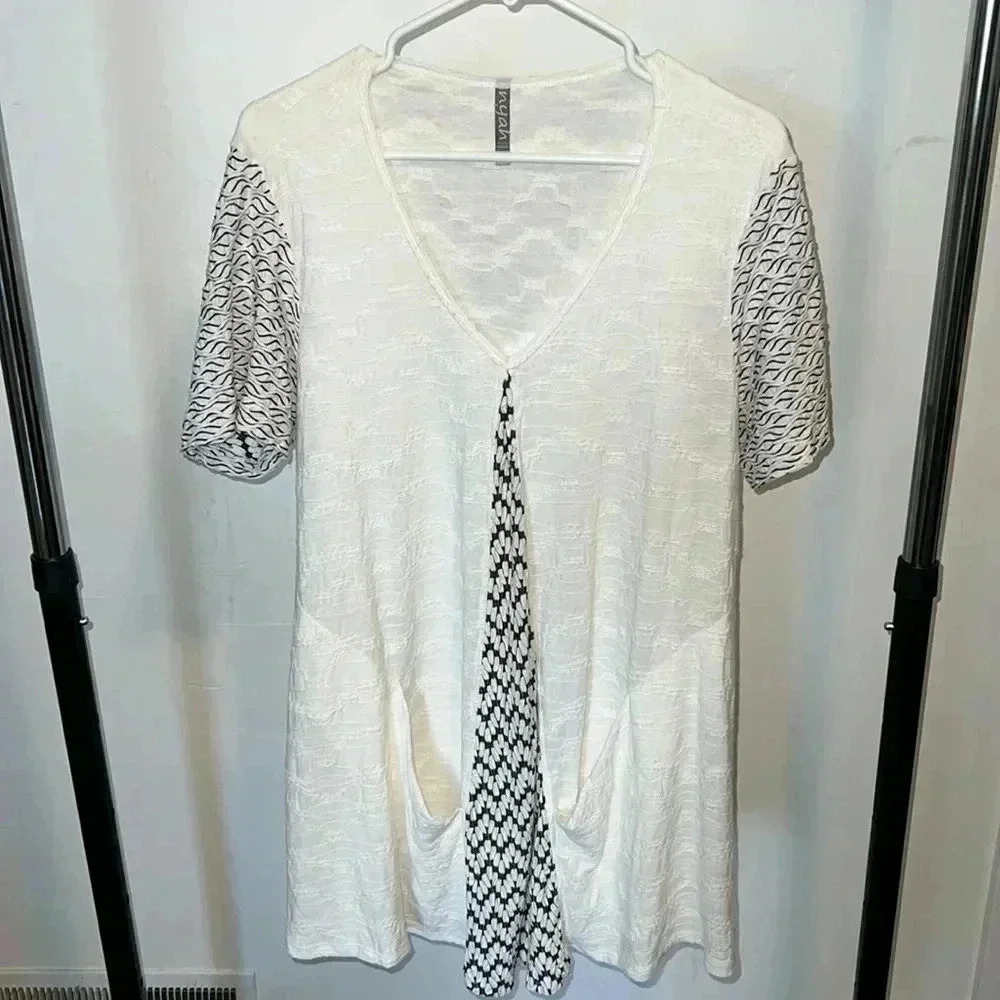 Nyah Woman’s Short Sleeve Top 080126
